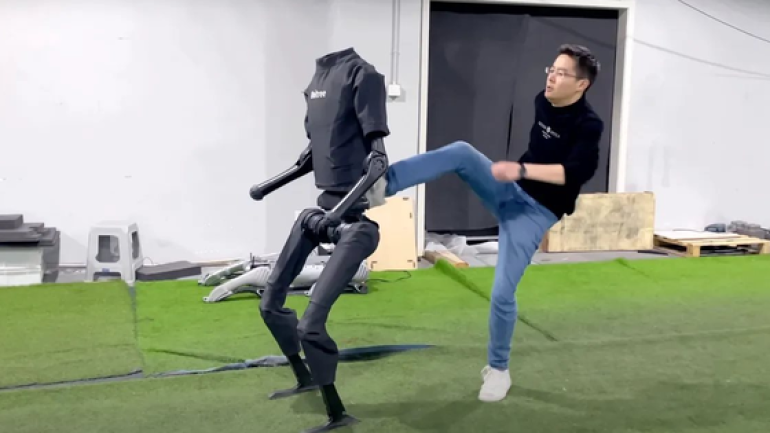 Xem robot hình người mạnh nhất thế giới chịu được những cú đá 