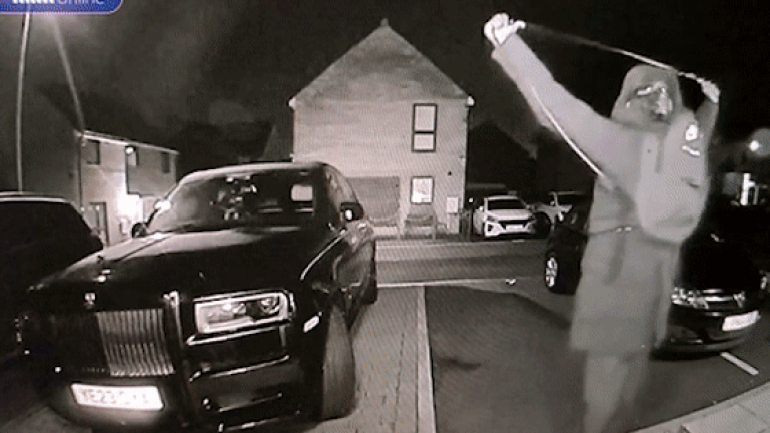 Camera ghi cảnh kẻ lạ mặt giơ tay lên trời như làm phép, lát sau lấy trộm 1 chiếc Rolls-Royce
