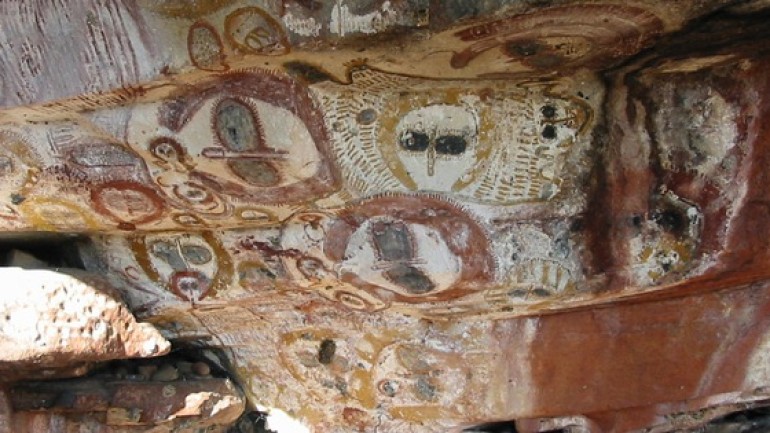 Những bức tranh hang động 4.000 năm tuổi của thổ dân ở Úc có thể thực sự mô tả người ngoài hành tinh?
