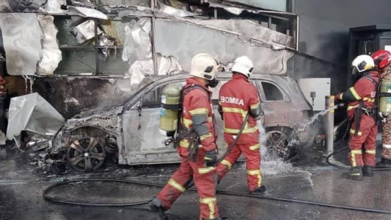 Xe điện Mercedes bất ngờ bốc cháy khi đang sạc: Trớ trêu nhất là nơi xảy ra hỏa hoạn