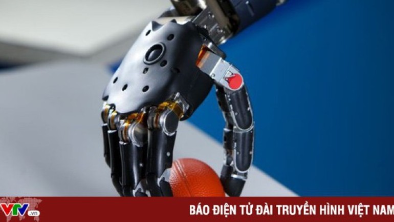 Cánh tay robot giúp người khuyết tật tự sinh hoạt