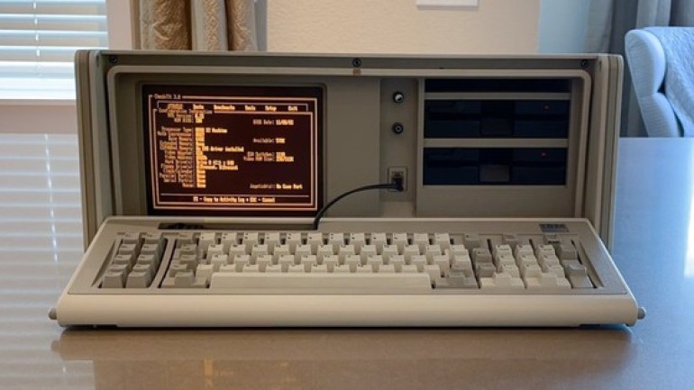 Kinh ngạc cân nặng của “máy tính xách tay” từ 40 năm trước, giúp bạn 