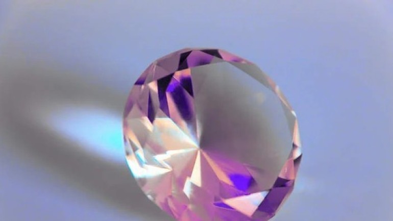 Giới khoa học lần đầu chế tạo kim cương từ hoa mẫu đơn đỏ