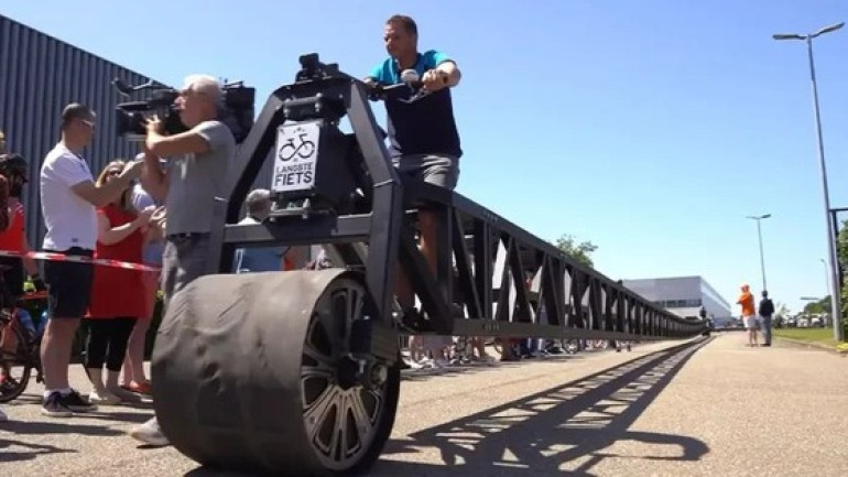 Quái vật kim loại dài 55 mét: Xe đạp dài nhất thế giới phá vỡ kỷ lục Guinness
