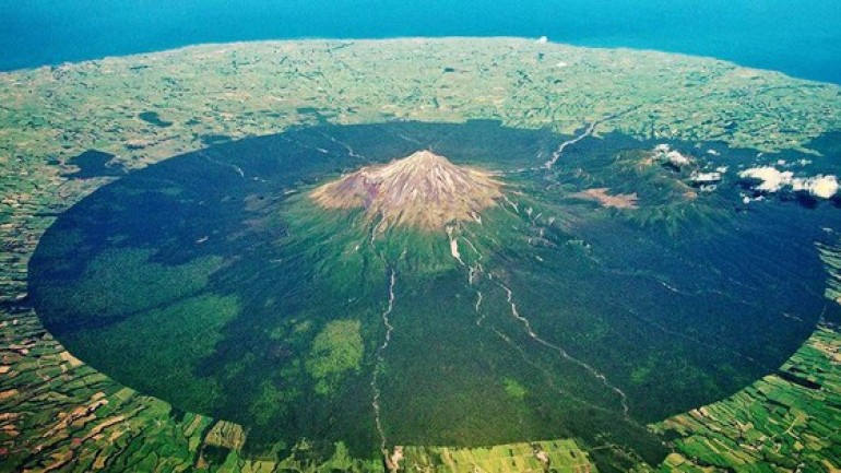 Tại sao núi Taranaki ở New Zealand lại có ranh giới gần như hình tròn hoàn hảo, giống như được tạo ra bởi con người?