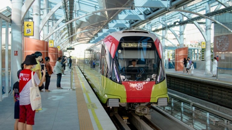 Cuối tuần đi metro Nhổn - Ga Hà Nội: Lướt nhanh, điều hòa mát, vẫn đang miễn phí vé